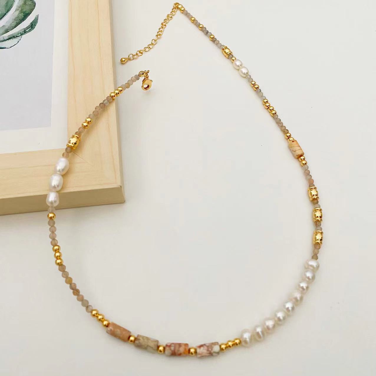 Pearl Necklace with natural stones choker